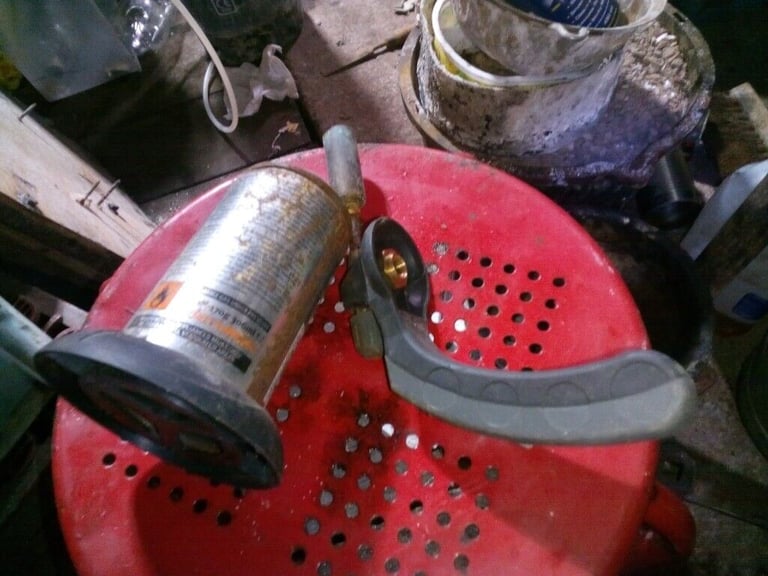 GAS BURNER GUN AND CANNISTER NOT MUCH GAS £3