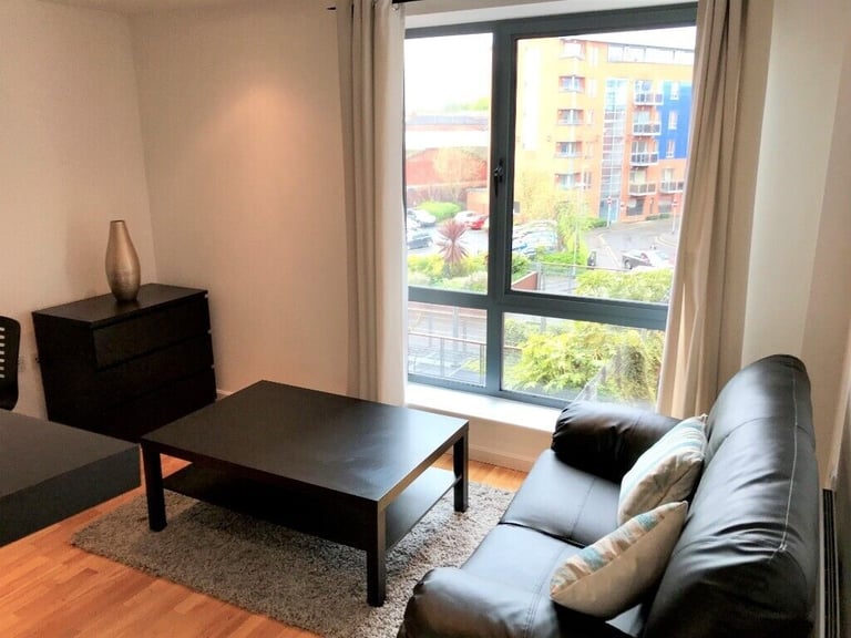 MODERN  FURNISHED STUDIO IN CITY CENTRE (no corporate lets)