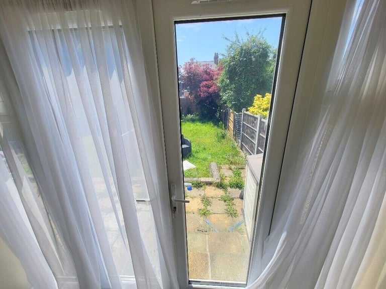 One Bedroom Extra large ground floor flat to let with the Garden