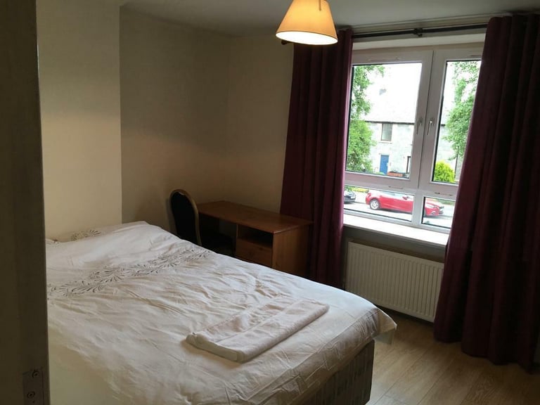 A Large Room in a 3 Bedroom Flat Near Aberdeen University & King Street £350