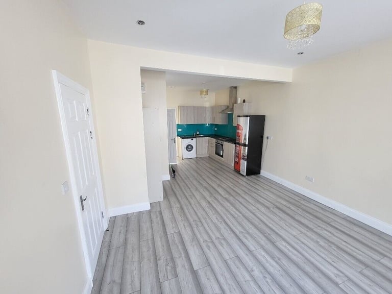 One Bedroom Extra large ground floor flat to let with the Garden