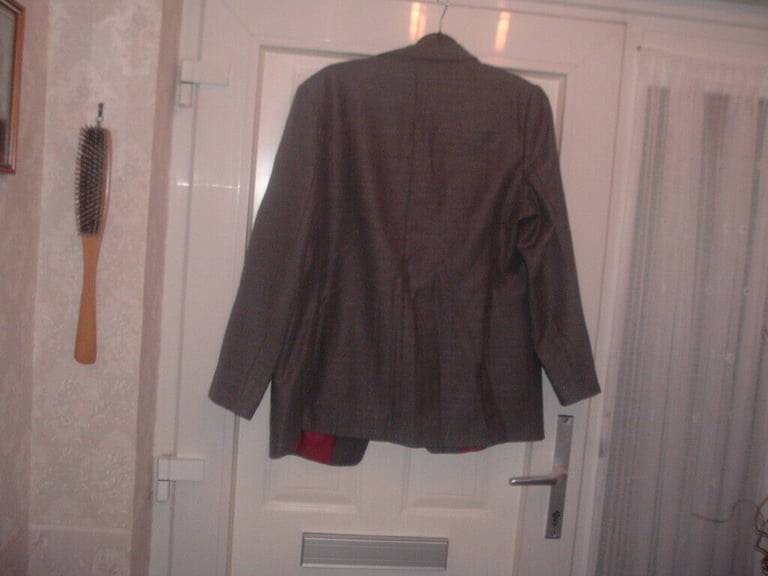 LADIES 80/90S  SUIT  NEVER USED
