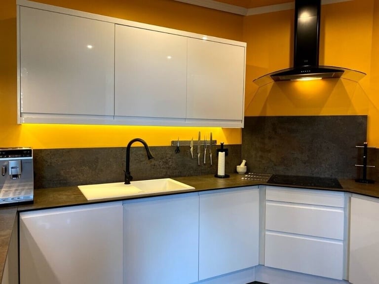 Kitchen Units – BRAND NEW- High White Gloss Handleless