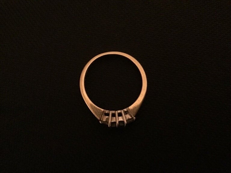 18ct gold blue sapphire and diamond ring