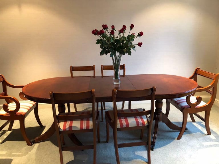 image for Yew extending dining table with 2 carver chairs and 4 dining chairs