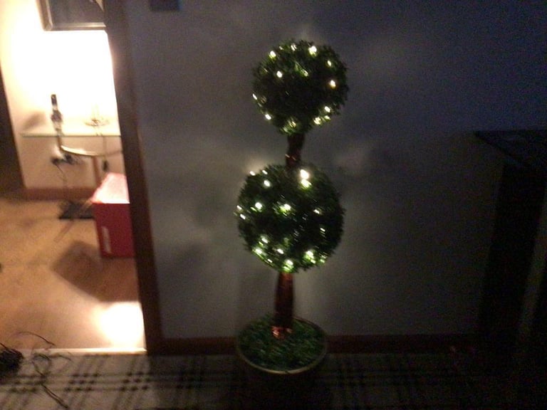 Topiary 2 ball light up tree 