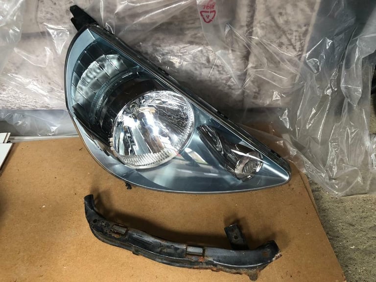 image for HONDA JAZZ BREAKING HEADLIGHT DRIVER SIDE GOOD CONDITION 
