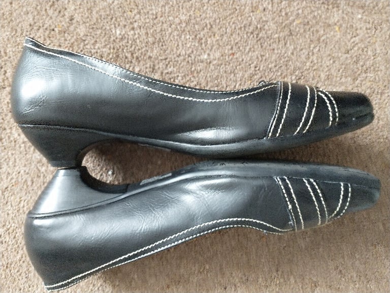 LADIES SHOES. SIZE 6. CLARK. BLACK. Slip-on shoes with buckle. Ditsy heel.