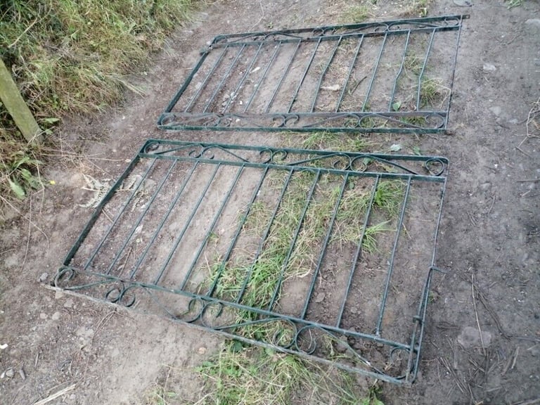 10 ft DRIVEWAY GATES. 