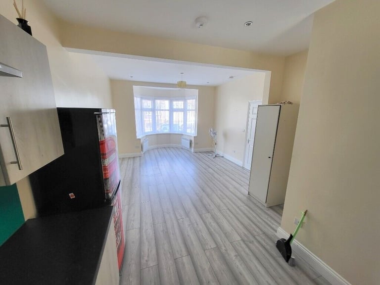 One Bedroom Extra large ground floor flat to let with the Garden