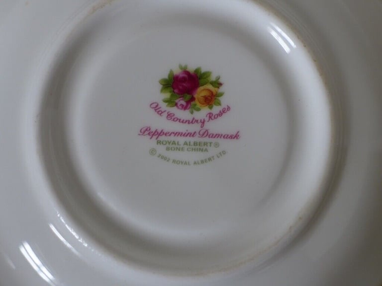 ROYAL ALBERT Bone China TEACUP AND SAUCER. OLD COUNTRY ROSES PEPPERMINT DAMASK