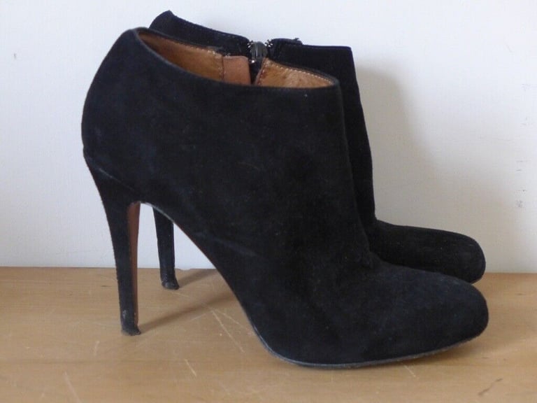 ALDO Black Suede Short Ankle Boots. Stiletto Heels. Size: EU 40, UK 7. Very clean and smart.