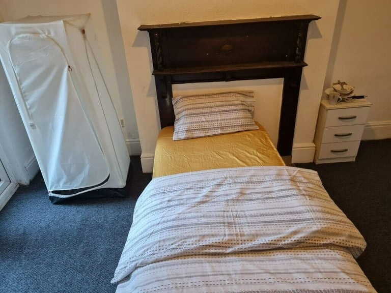 **EMERGENCY ACCOMMODATION**DOUBLE ROOM in MONTAGUE ROAD B21***ALL DSS ACCEPTED***SEE DESCRIPTION***