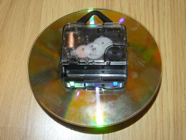 SELECTION OF USED CD CLOCKS ALL WITH NEW BATTERY IN THEM