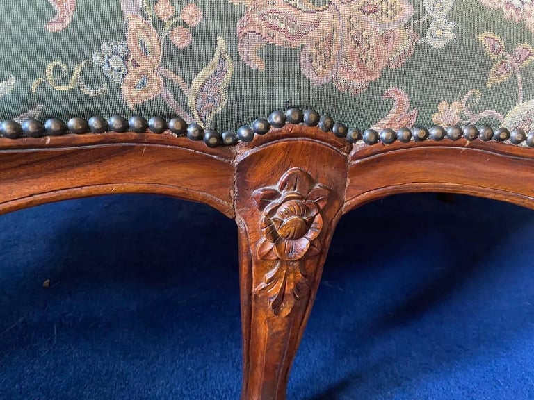 Sofa and two chairs set