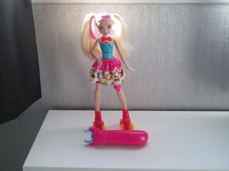 BARBIE DOLL - VIDEO HERO SKATING DOLL - LIGHTS UP RRP £39.99