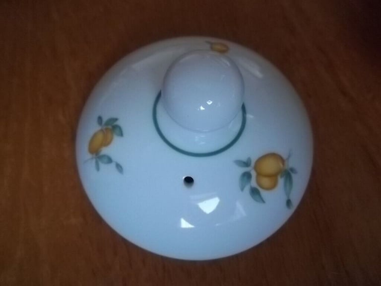 Royal Doulton - Apricots - T.C.1238 - Teapot 