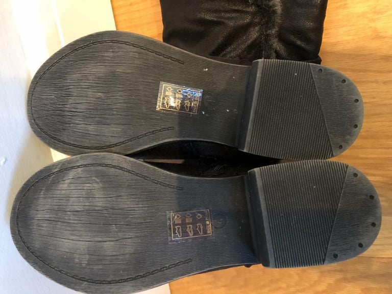 Ladies size 4 black boots