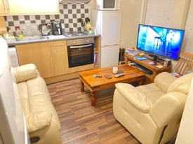 Converted Ground 1 Bed Flat Shower Open Plan Kitchen Dining Sitting Area Very Near Rail Bus Shops