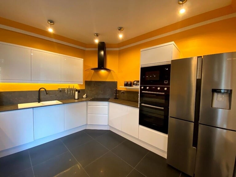Kitchen Units – BRAND NEW- High White Gloss Handleless