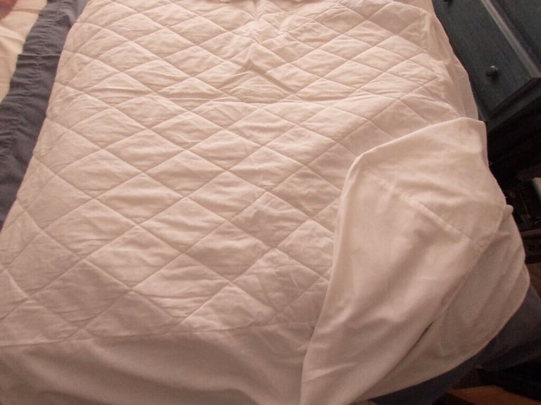 SINGLE BED QUILTED MATTRESS COVER. WHITE.
