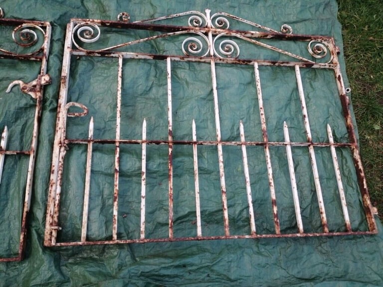 PAIR OF VINTAGE DRIVEWAY GATES