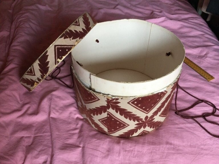  HAT BOX COLLECTABLE VINTAGE