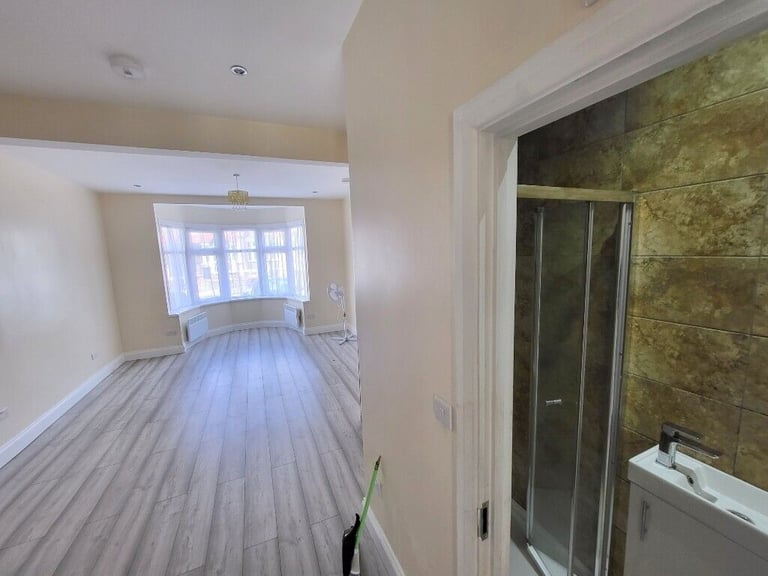 One Bedroom Extra large ground floor flat to let with the Garden