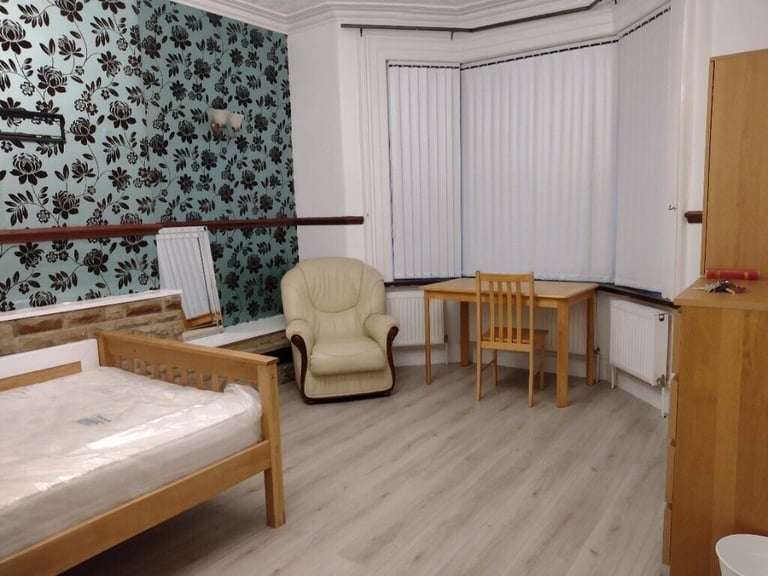 Room to rent, Fully Furnished including WiFi and near town Centre