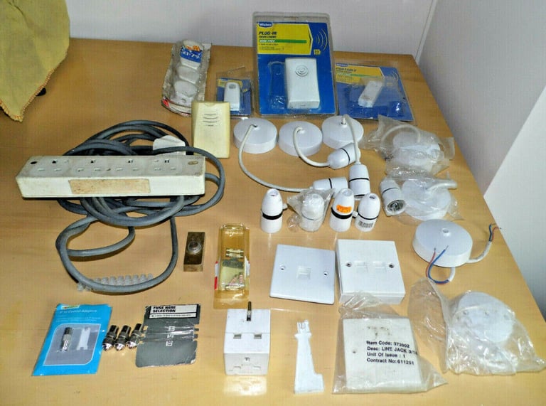 image for ELECTRICAL PARTS BUNDLE REMOTE DOORBELL PENDANTS PULL CORD LAMP HOLDERS PHONE.**
