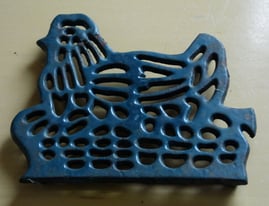 image for GREEN HEN CHICKEN IN NEST SHAPED TRIVET CAST IRON RETRO PLACEMAT FOR HOT ITEMS