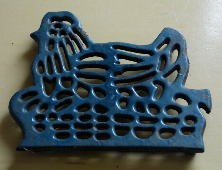 GREEN HEN CHICKEN IN NEST SHAPED TRIVET CAST IRON RETRO PLACEMAT FOR HOT ITEMS