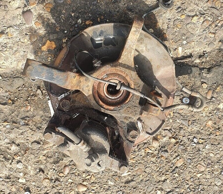 Suzuki Swift Right Side Front Wheel Hub And Caliper 2009