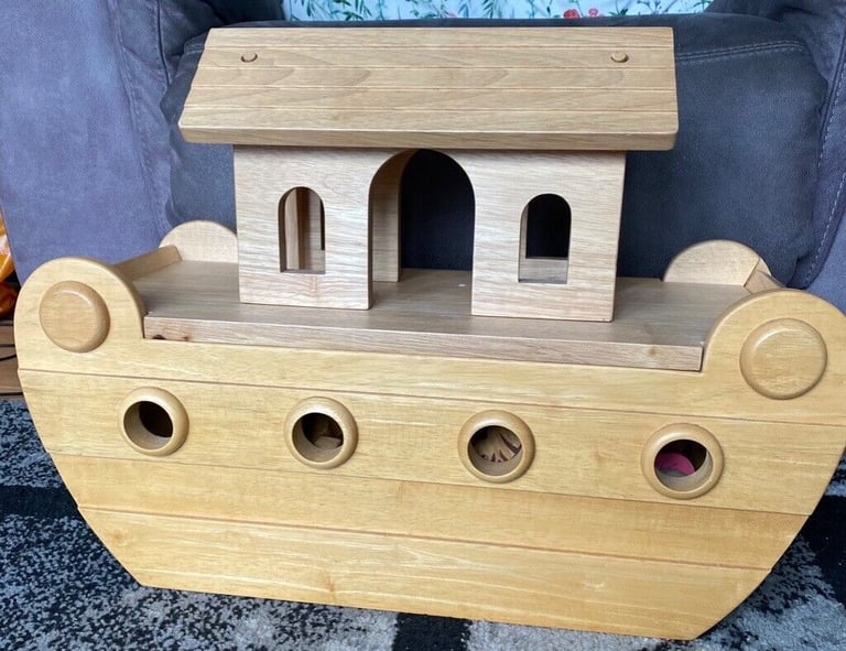 Noah’s Ark , large , solid wood lots of animals etc 