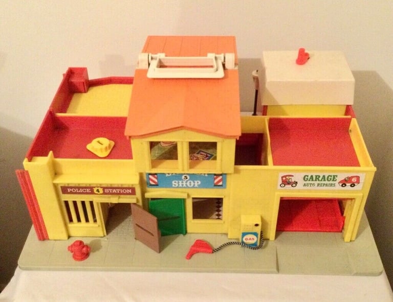 1970’s Fisher Price Vintage Little People VILLAGE Main Street Toy Play Family Set
