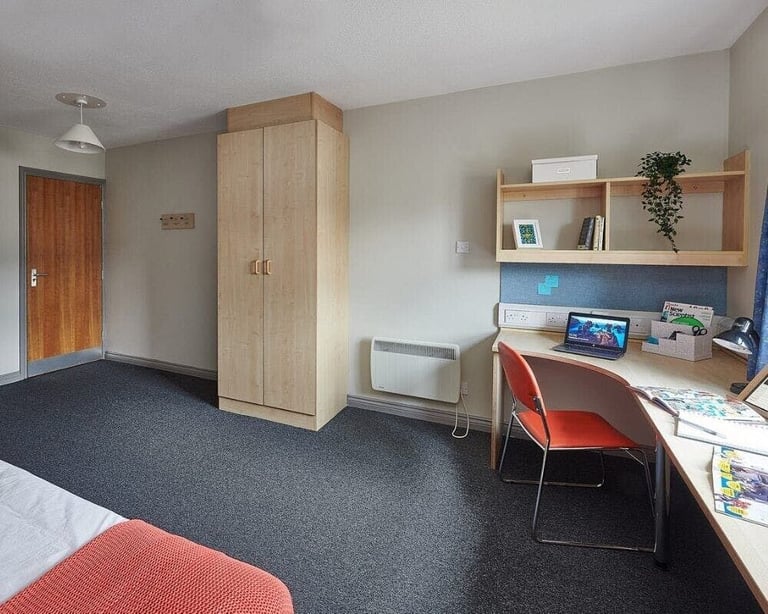 STUDENT ROOMS TO RENT IN HUDDERSFIELD. CLASSIC ENSUITE WITH 3/4 DOUBLE