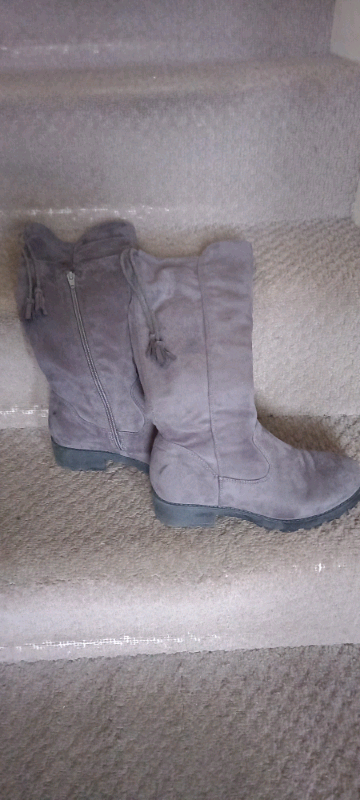Children's grey boots    . . . . . . . . . 