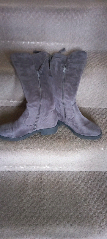 Children's grey boots    . . . . . . . . . 