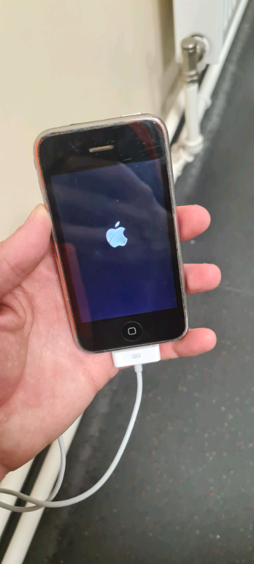 SPARES OR REPAIRS / Iphone 3G / turns on then off again 