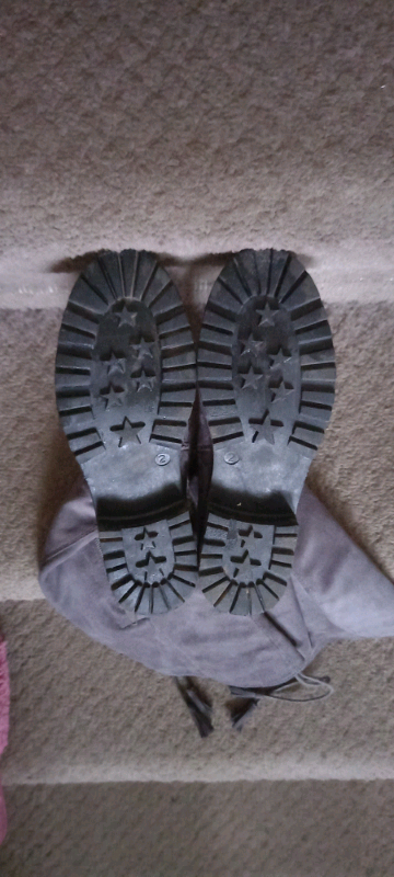 Children's grey boots    . . . . . . . . . 