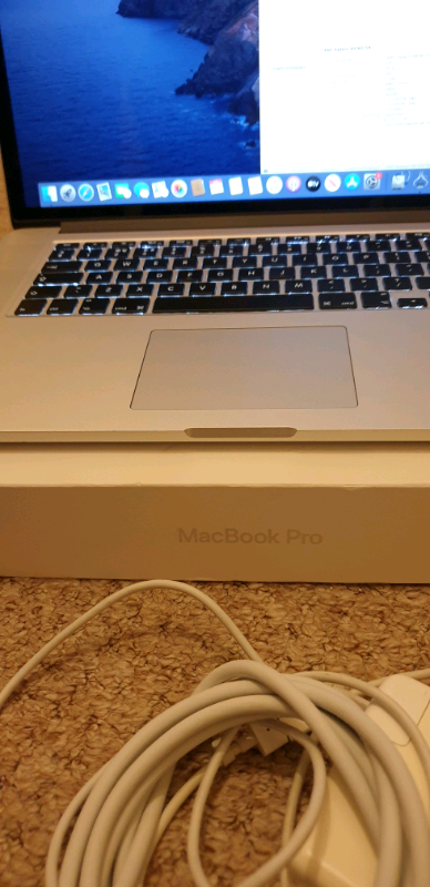 MacBook Pro 15'' 2.5Ghz 16GB 500 GB  DG AMD radeon R9 2gb new battery
