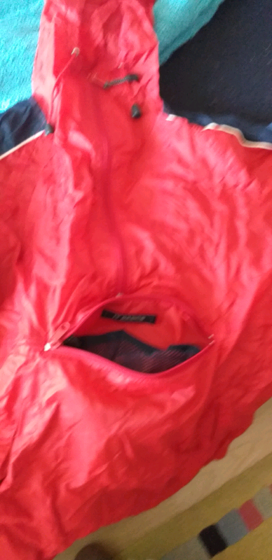 Portable disposable raincoat 