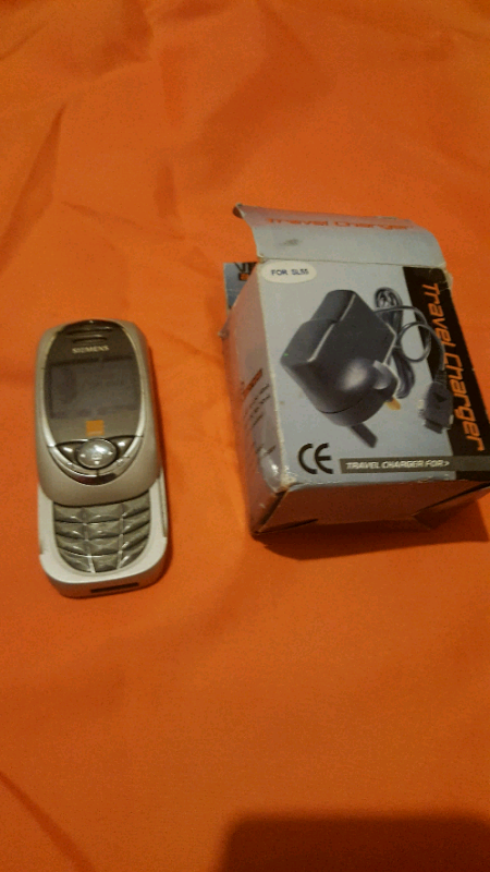 2 old phones with chargers. Both switch on.