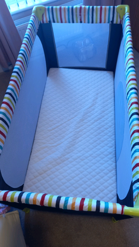 Travel cot with mattress 