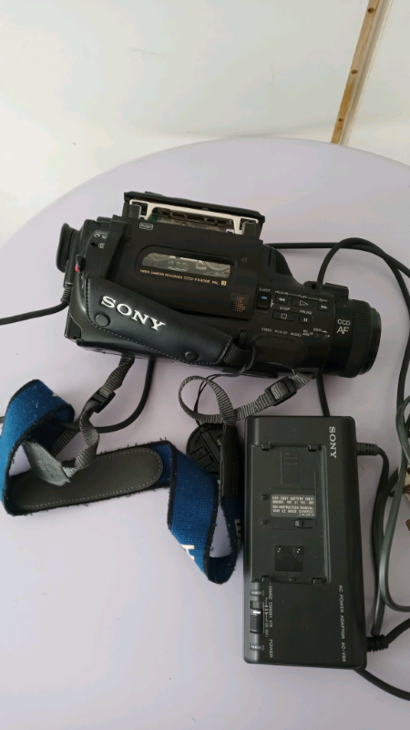 Sony CCD-FX400E Vintage Video Camera HandyCam 