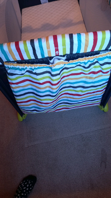 Travel cot with mattress 