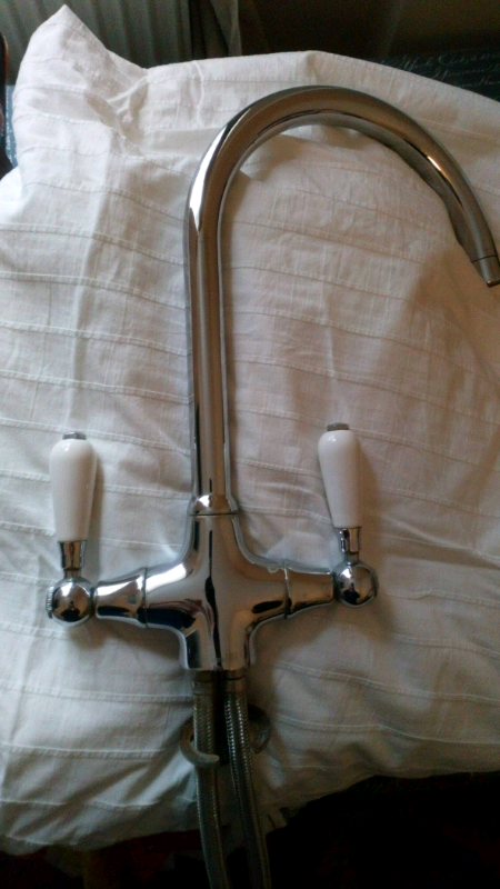 Mixer tap with connectors 