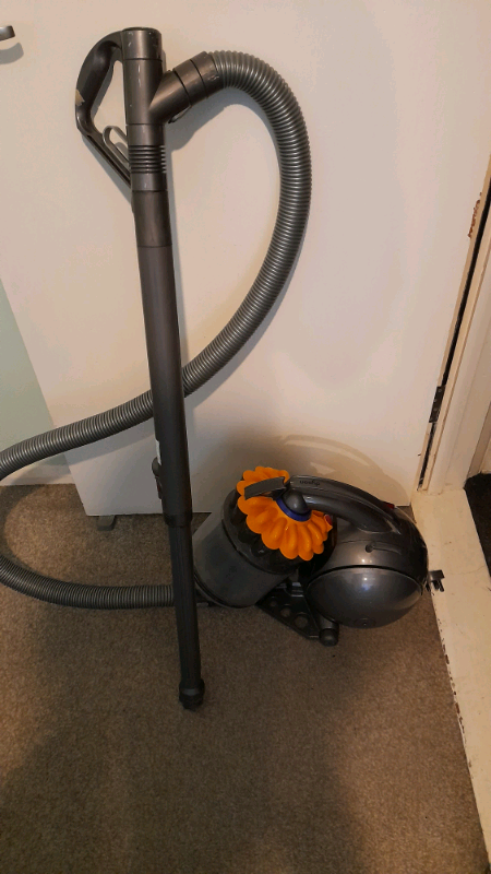 Dyson dc28c Paul hoover in nice condition does work well with no tolls