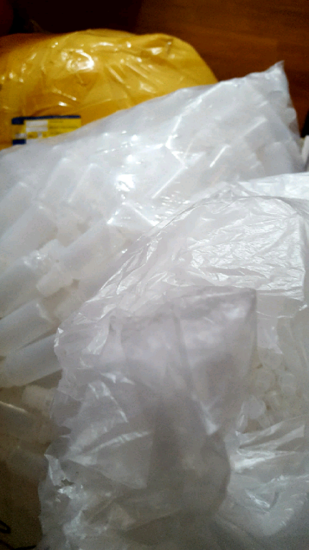 2000 (approximately) transparent empty squeezable dropper bottles.