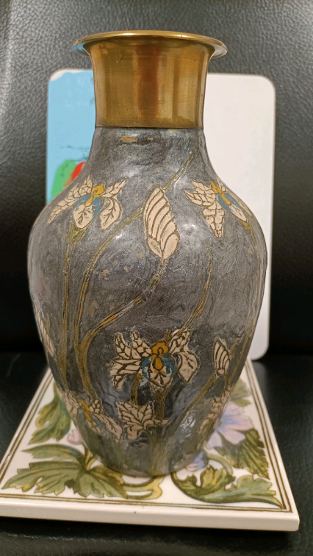 Beautiful vintage sturdy Indian hand crafted brass vase